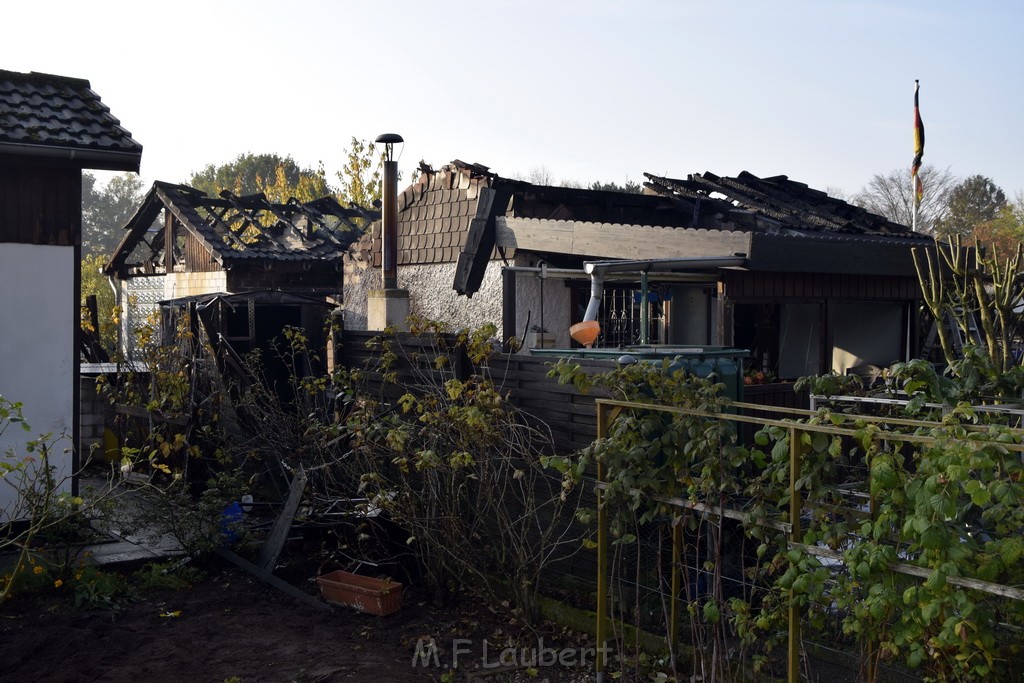 Feuer 1 brannten 3 Lauben Koeln Fuehlingen Kriegerhofstr P136.JPG - Miklos Laubert